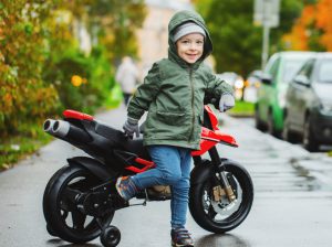 ni&ntilde;os en motosharing